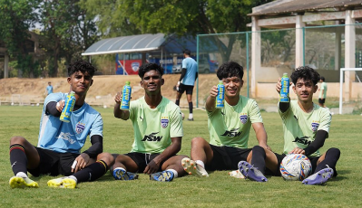 A group of football players drinking Fast&Up Reload RTD 500ml. ©Fast&Up Facebook 